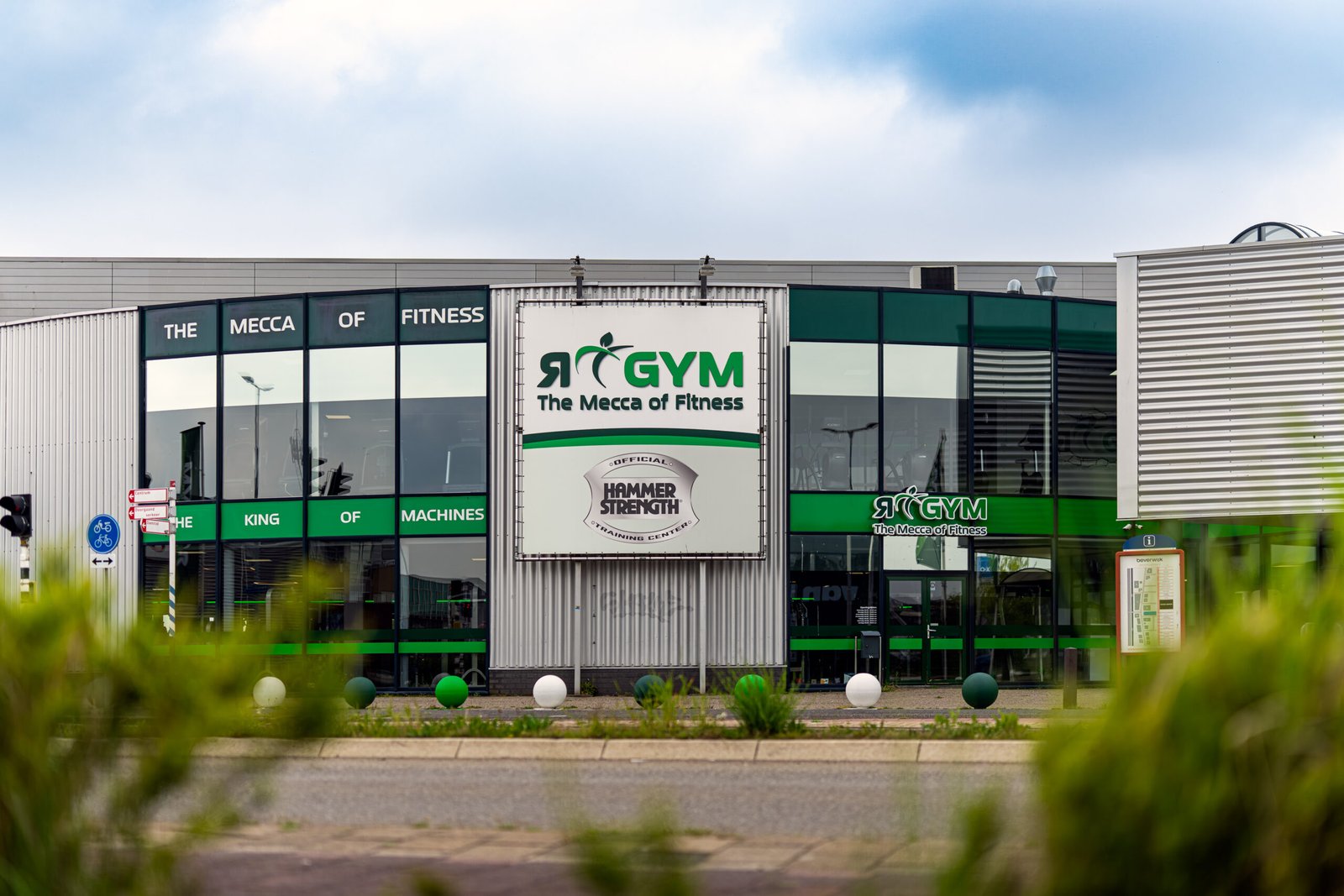 Entree en trainingslocatie van RGym aan de Parallelweg in Beverwijk